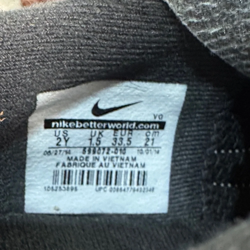 Nike Boys Size 2Y Black and White Athletic Cleat‎ Sport Shoes